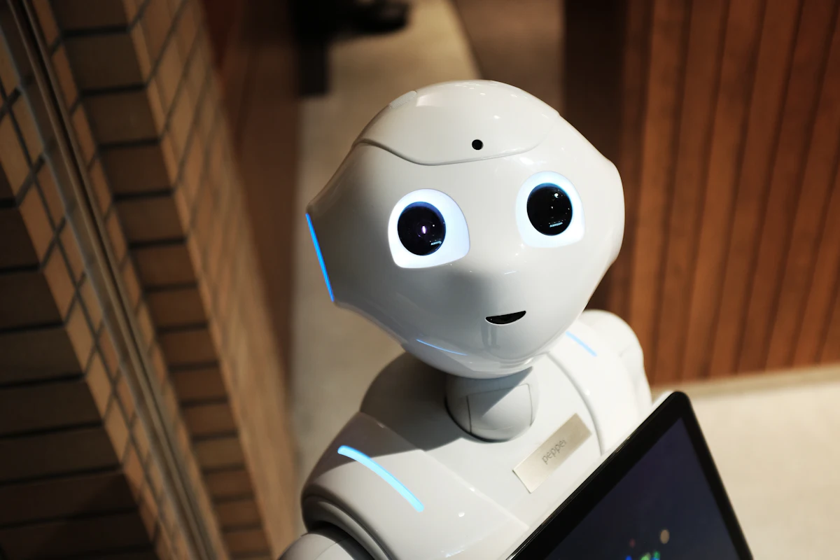Bijeli industrijski robot u čistom laboratorijskom okruženju